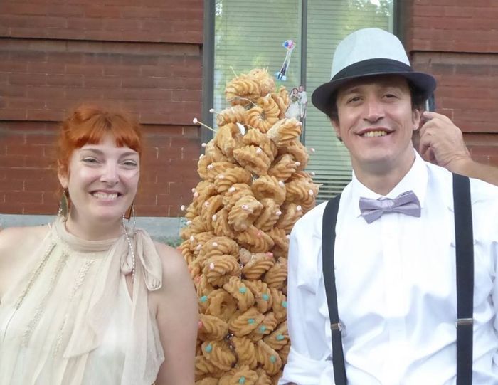 O "bolo" foi feito com 200 beignets, tradicional doce francês!