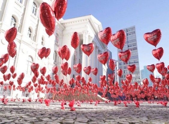Corações invadem Curitiba para lembrar você do amor