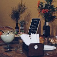 Mesa com comidinhas