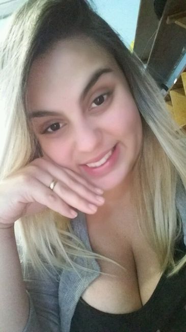 Faça uma selfie do seu anel de noivado e mostre pra gente! <img class=