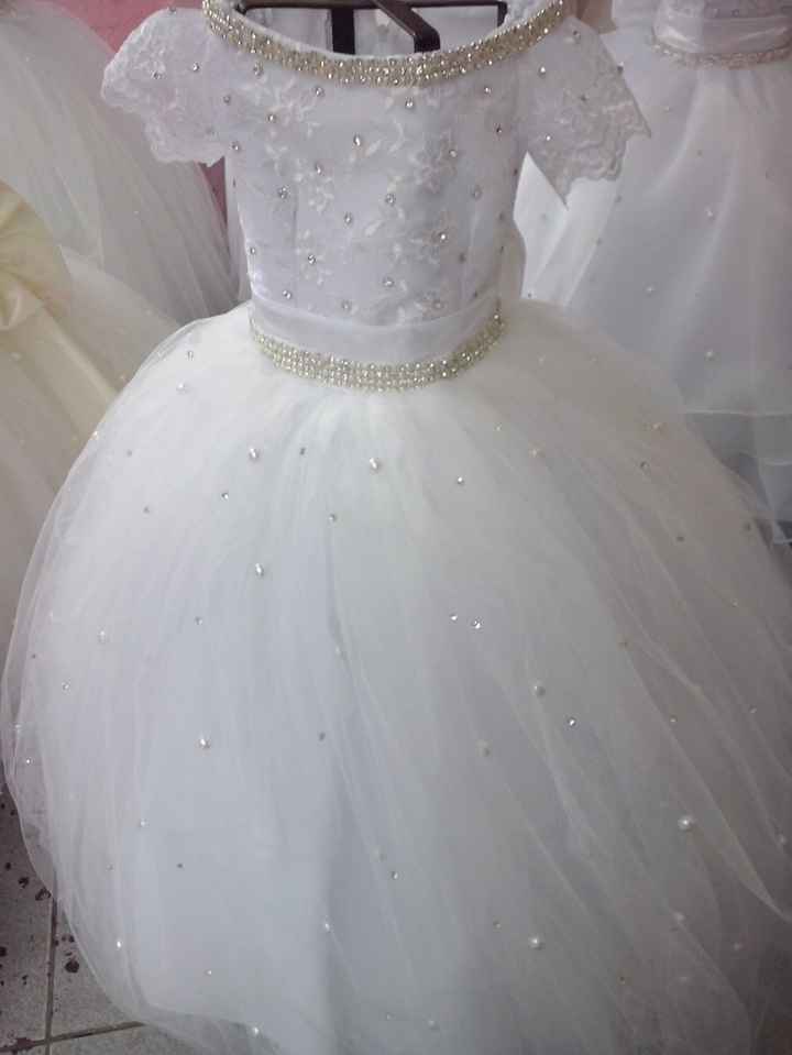 Vestidos para damas em uma loja que achei la na josé paulino, o aluguel é 250R$ mais os vestidos são