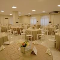 os pratos ficam perto do buffet, e as mesas vazias..
