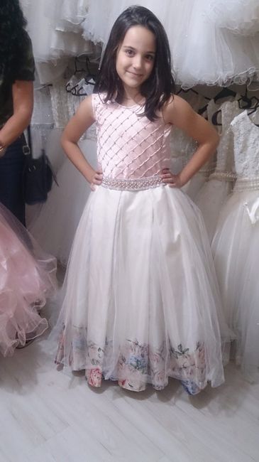 Essa linda irá entregar as rosas para as madrinhas 