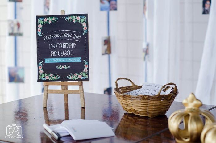Fizemos uma mesa de fotos e uns cartõezinhos pra deixarem mensagens.