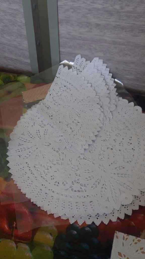Usei esses forrinhos de renda de papel redondos para enfeitar as caixas (que foram pintadas antes)