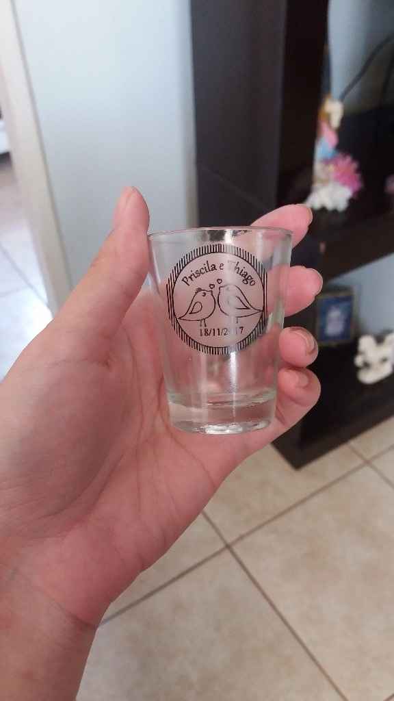 Ah... e meus copinhos personalizados!!! Cada padrinho vai ganhar um na caixinha, junto com uma mini 