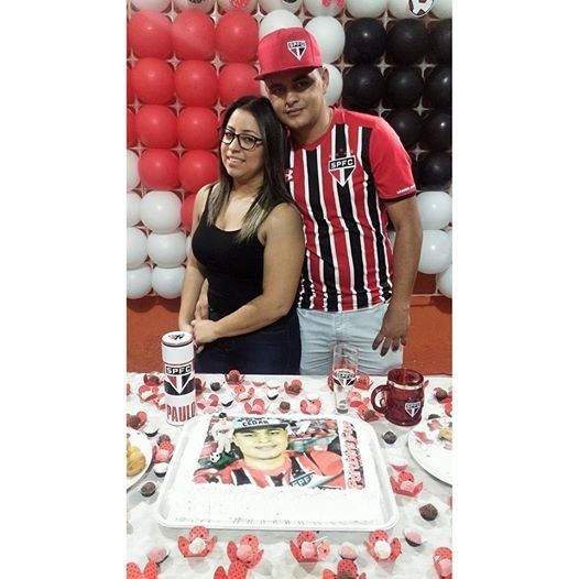 É ele tem um defeito ! kk