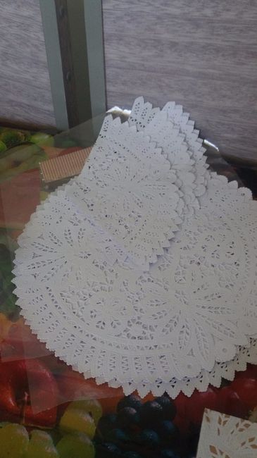 Usei esses forrinhos de renda de papel redondos para enfeitar as caixas (que foram pintadas antes)
