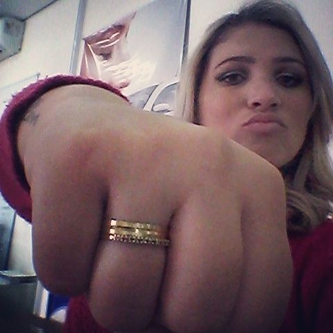 Faça uma selfie do seu anel de noivado e mostre pra gente! <img class=