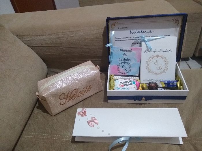Convite daminha com a caixa do arranjo de cabelo 