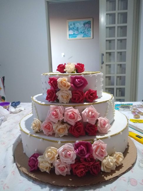 Bolo quase finalizado, com as flores e pérolas