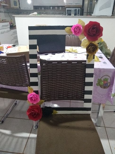Moldura para fotos, queria pendurar, mais nenhum dos homens se dispôs a fazer isso, fiz a moldura de