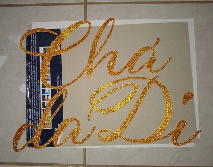 Letras douradas em EVA com glitter para colar no "painel, eu escolhi uma fonte bonita, escrevi no wo