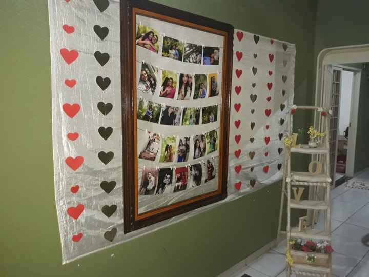 Esse cantinho foi tudo DIY, a escada, o quadro e as cortinas de corações