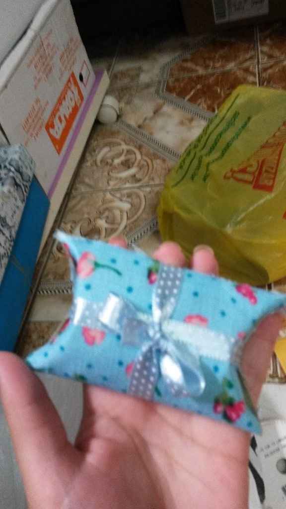 Esse ta enrolado com um tecido que comprei, combinando com a decoração.