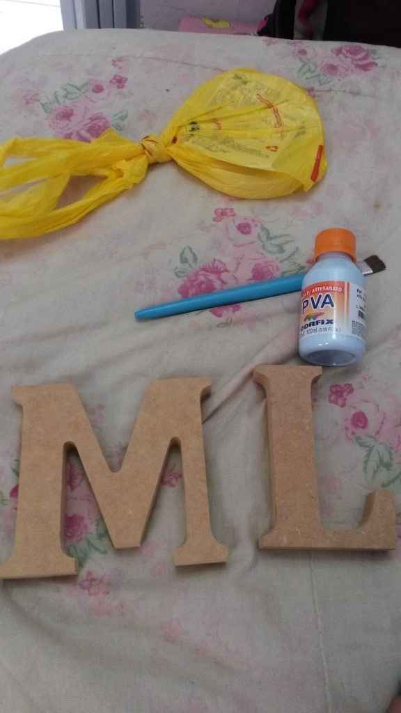 As letras cruas ainda, comprei a tinta PVA e um pincel tbm.