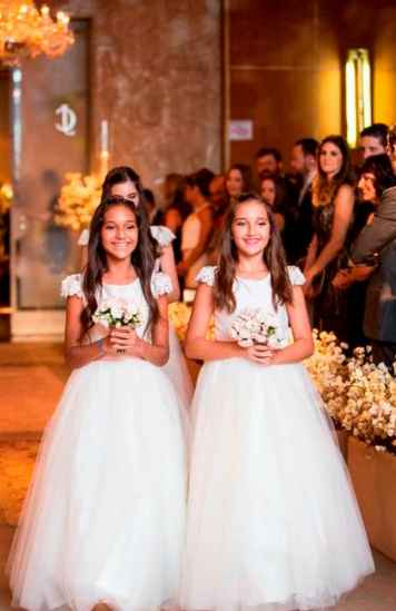 Com vestido de daminha entrando com bouquet nas mãos antes das demoiselles