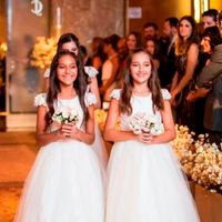 Com vestido de daminha entrando com bouquet nas mãos antes das demoiselles