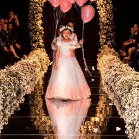 Entrando com balões atrás da pessoa que for levar as alianças