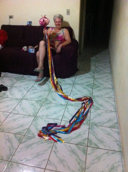 Qual será a forma de jogar o buquê? - 2