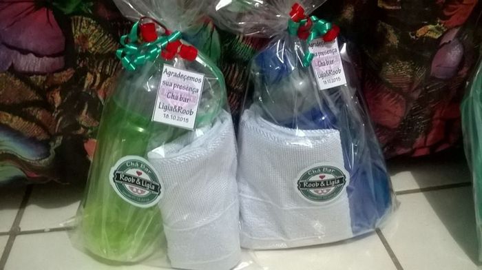 Garrafinhas com toalhinha.