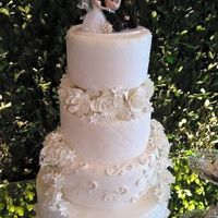 Bolo lindo com noivinhos..