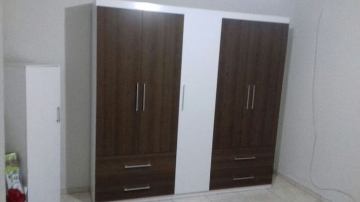 e nosso guarda roupa super espaçoso