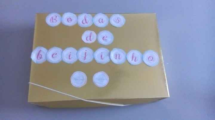 Caixa dourada e brilhante ( Não da pra ver) 