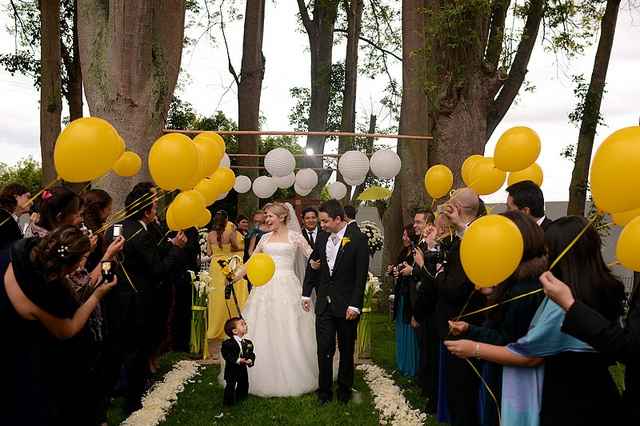 Decoração amarelo,preto e branco.