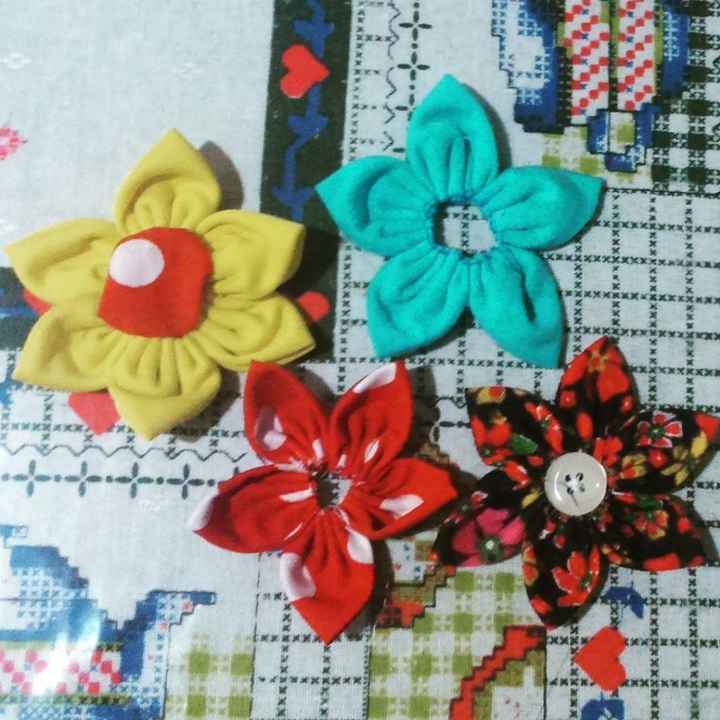Flores de fuxico para imã de geladeira.