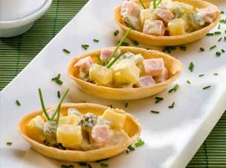 Cadeiras de plástico e "buffet" - 1