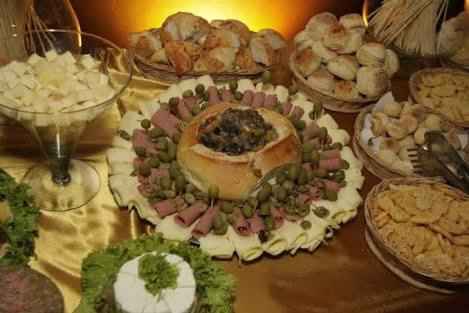Cadeiras de plástico e "buffet" - 2