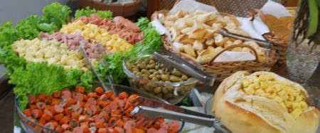 Cadeiras de plástico e "buffet" - 3