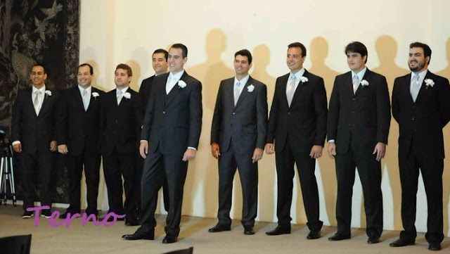 Todos de gravata cinza