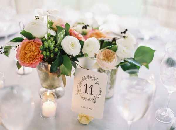Centro de mesa com flores mescladas