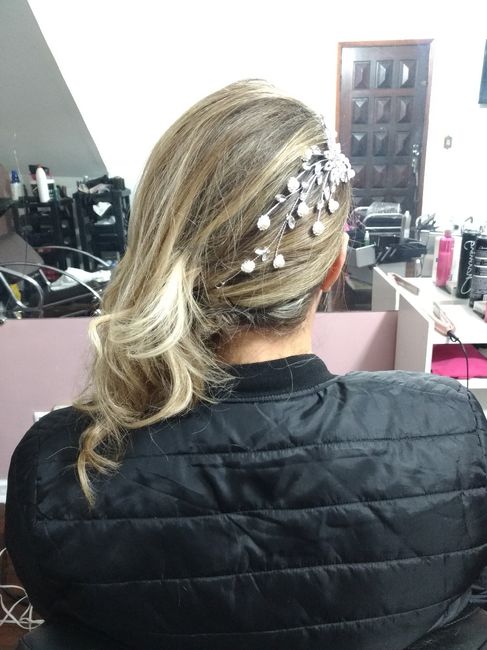 Penteado solto de lado com cachos