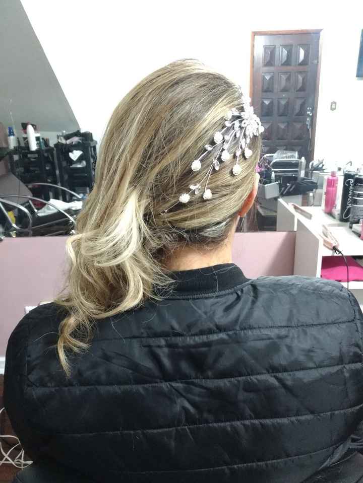 Penteado solto de lado com cachos