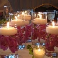 Velas com água e flores