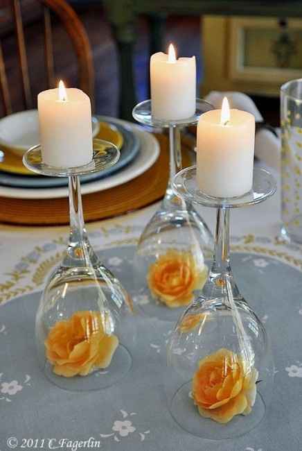 Decoraçao simples com vela e taças.