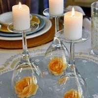 Decoraçao simples com vela e taças.