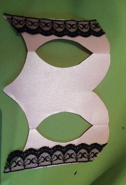 3º Etapa: Colar a renda no corpete
