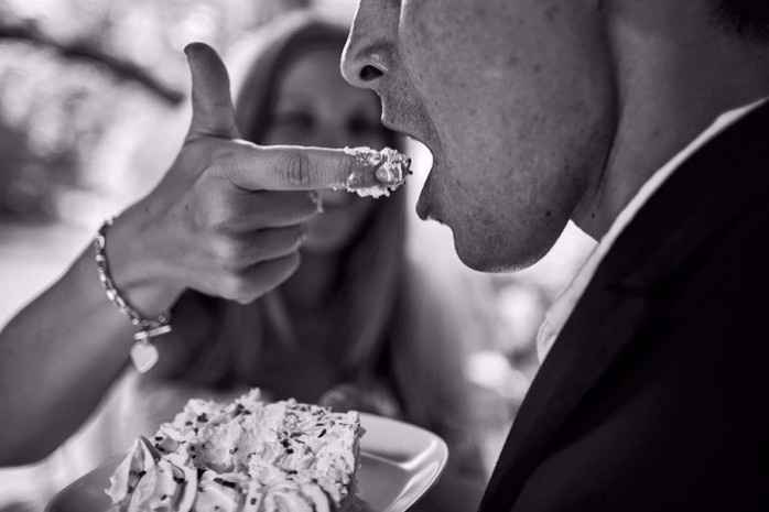 Noivo comendo