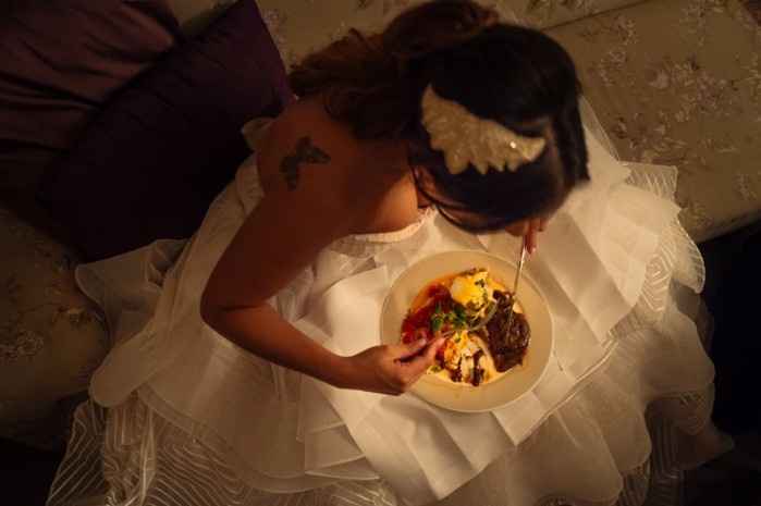 Noiva comendo