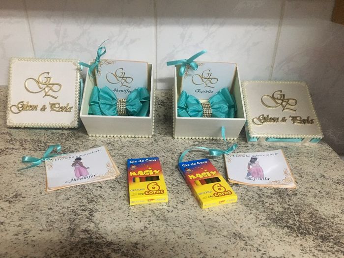 para nossas daminhas eu mesma fiz um laço para elas usarem e fizemos um livrinho de pintar personali