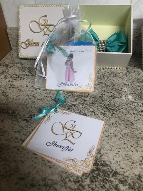 para nossas daminhas eu mesma fiz um laço para elas usarem e fizemos um livrinho de pintar personali