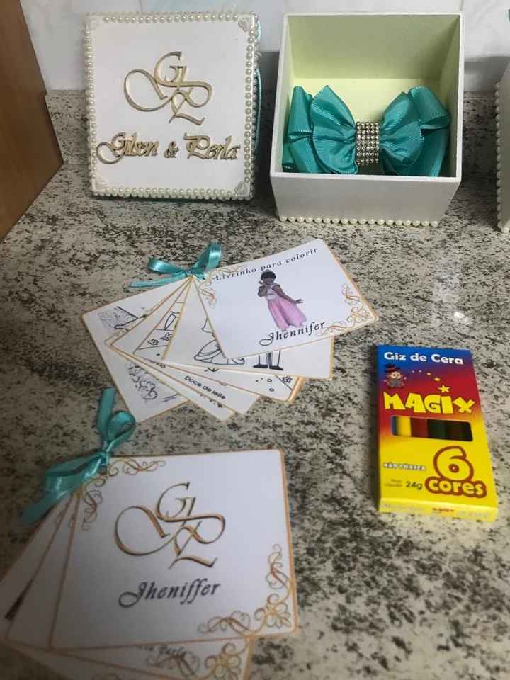 para nossas daminhas eu mesma fiz um laço para elas usarem e fizemos um livrinho de pintar personali
