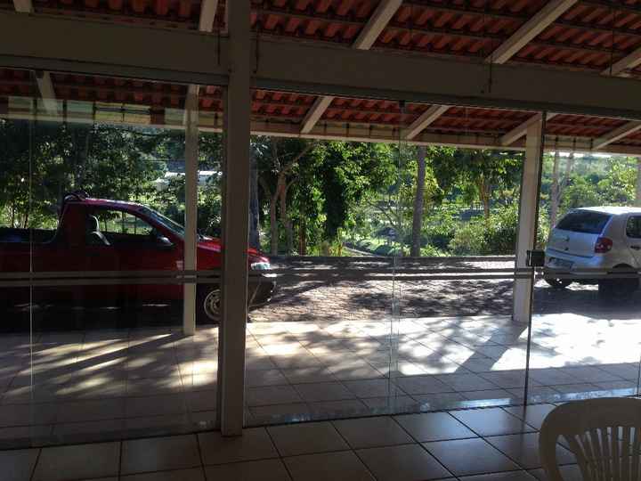 Parte de vidro do salão e lá no fundo a lagoa