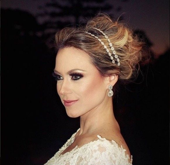 Tiara com as pedras dessa cor