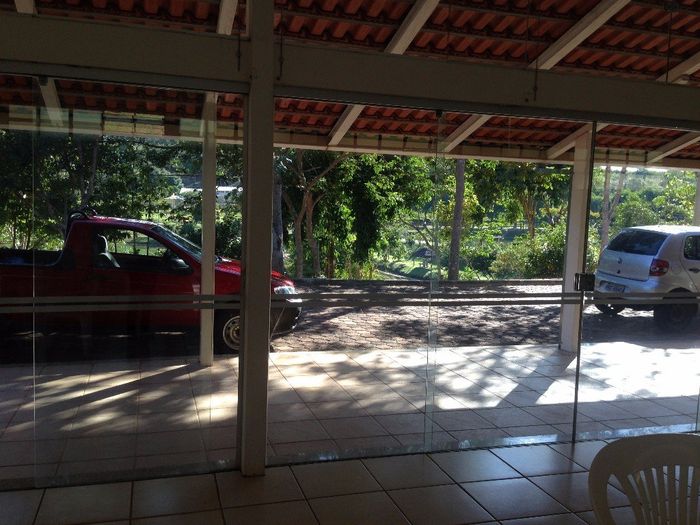 Parte de vidro do salão e lá no fundo a lagoa