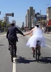 Noivos que pedala juntos
